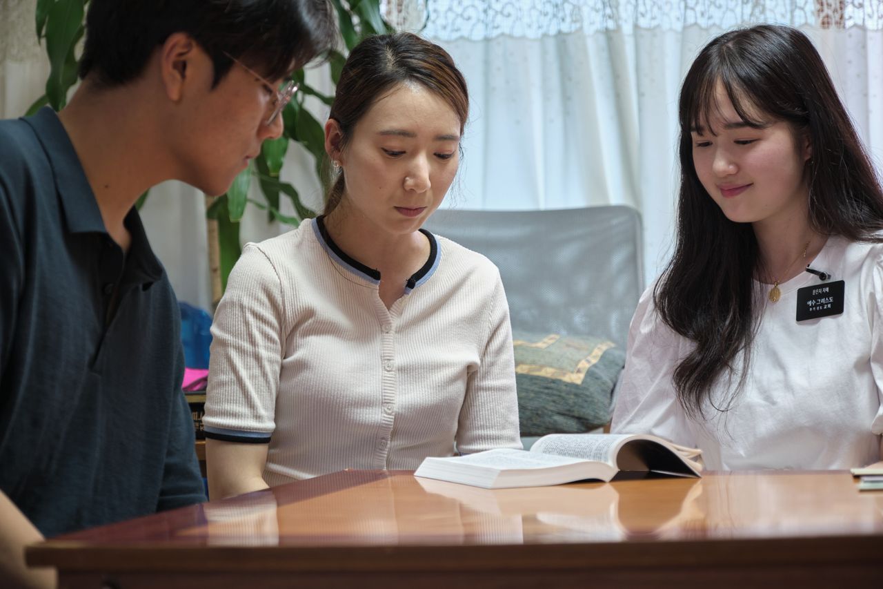 집을 방문하여 가족을 가르치는 선교사들
